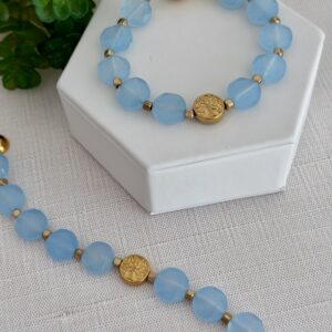 Blue gemstone bracelet with a magnetic clasp and a tree bead in brass gold.