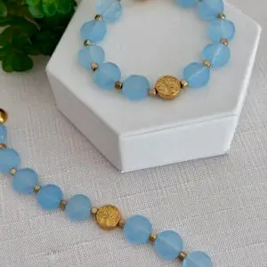Blue gemstone bracelet with a magnetic clasp and a tree bead in brass gold.